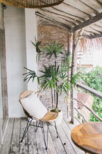 Zielony balkon z wygodnym miejscem do odpoczynku